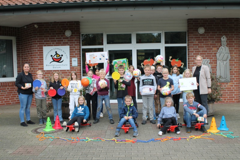 Der Förderverein hat viele neue Spielsachen für die Pause und den Ganztagsbereich angeschafft. Die Klassensprecher haben dankbar die neuen Spielsachen entgegen genommen. Image