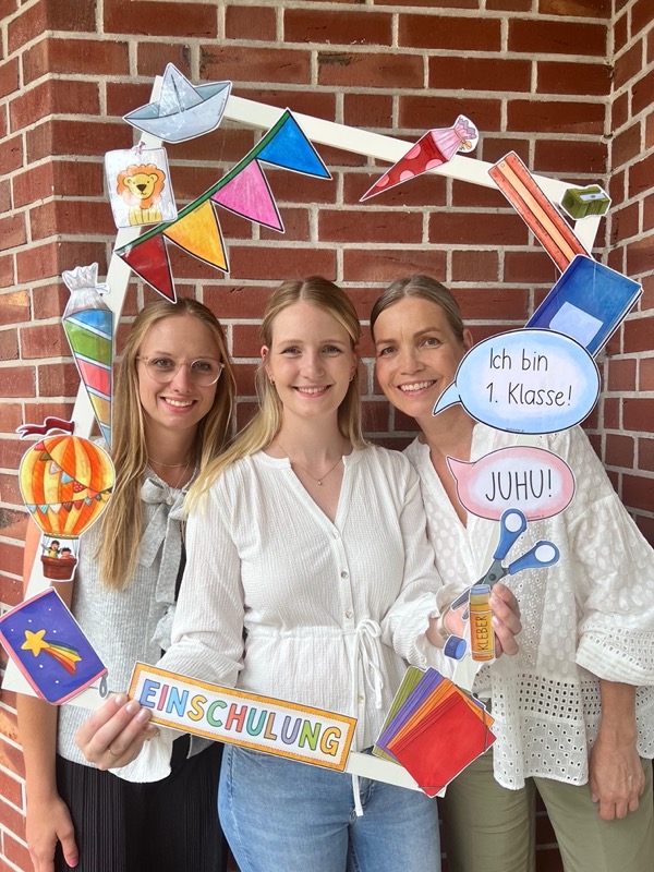 1.-Klasse Team :-) Unsere Erstklasslehrerinnen Frau Spieker, Frau Richter und Frau Birnbaum fanden die Einschulung super und sind gut mit den neuen Bonikids gestartet. Willkommen an alle Schulneulinge Image